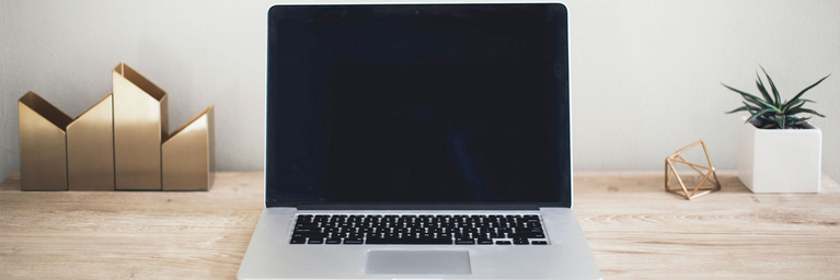 Word für die Abschlussarbeit Laptop steht auf Schreibtisch