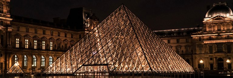 DELF B2 Pyramide des Louvre in Paris