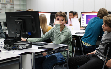 Am Computer arbeitende Schüler in der Mediothek