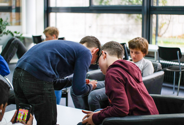 Diskutierende Schüler in der Mediothek
