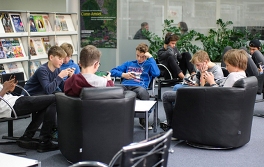 Lernende Schüler in der Mediothek