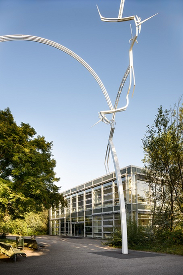 Sicht auf die Skulptur von Schang Hutter vor dem Naturwissenschaftstrakt