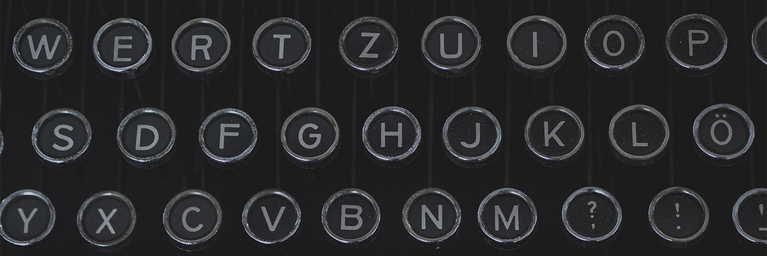 Tastaturschreiben Tasten einer alten Schreibmaschine